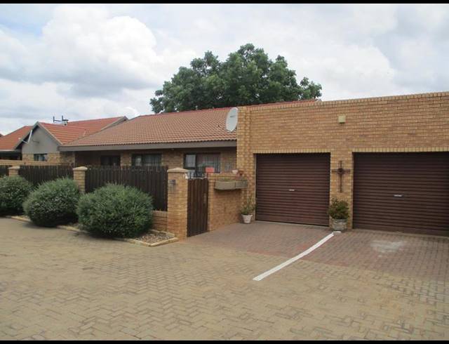 3 BEDROOM TOWNHOUSE FOR SALE IN LANGENHOVENPARK